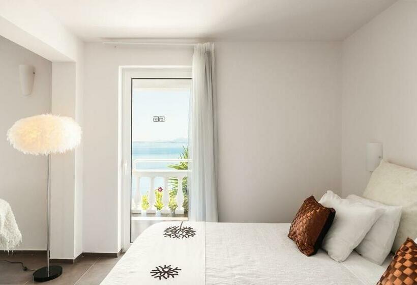 غرفة عائلية مطلّة علي البحر, Pantokrator