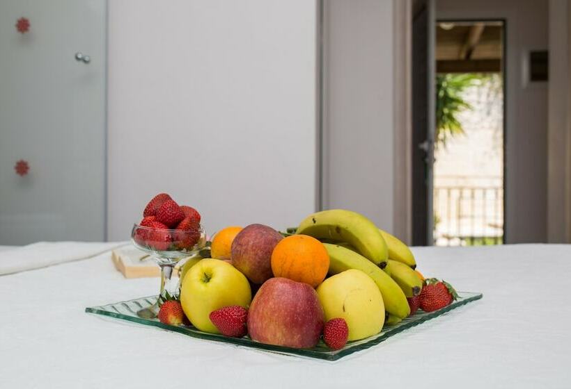 オーシャンビューファミリールーム, Pantokrator