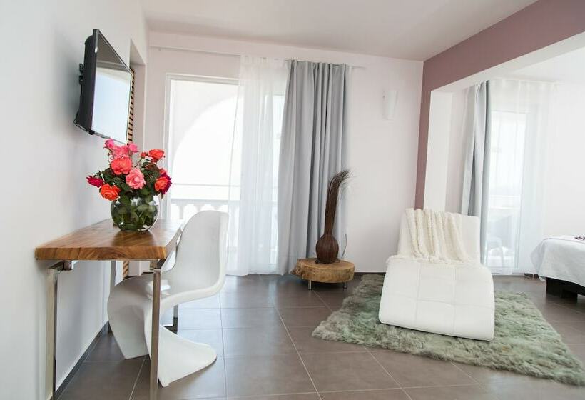 غرفة عائلية مطلّة علي البحر, Pantokrator