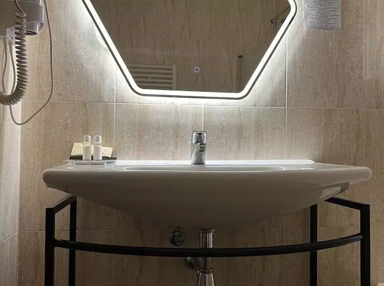 اتاق استاندارد سه نفره, Suites Feria De Madrid