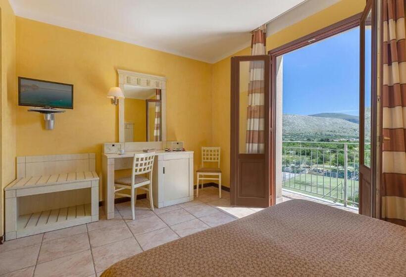 اتاق استاندارد با چشم‌انداز استخر, Villa Zina Family Resort