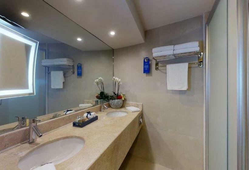 מיטת קינג בסוויטה, Seadust Cancun Family Resort  All Inclusive