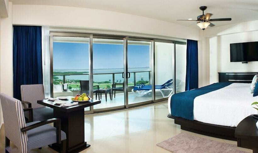 מיטת קינג בסוויטה, Seadust Cancun Family Resort  All Inclusive