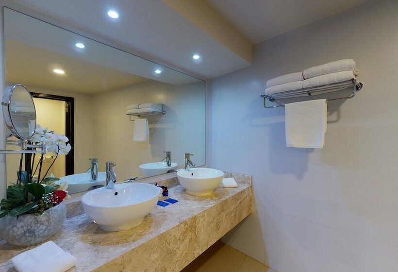 מיטת קינג בסוויטה, Seadust Cancun Family Resort  All Inclusive