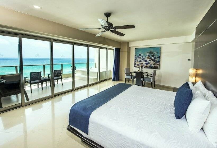 מיטת קינג בסוויטה, Seadust Cancun Family Resort  All Inclusive