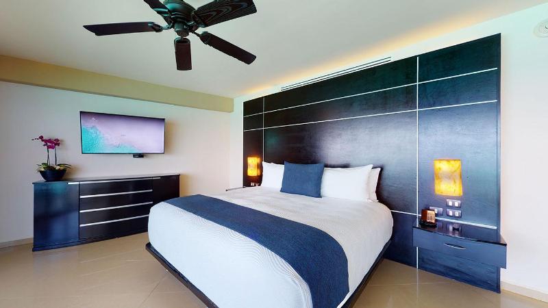 キングサイズベッドのスイートルーム, Seadust Cancun Family Resort  All Inclusive