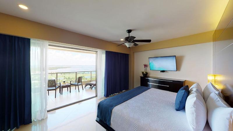מיטת קינג בסוויטה, Seadust Cancun Family Resort  All Inclusive