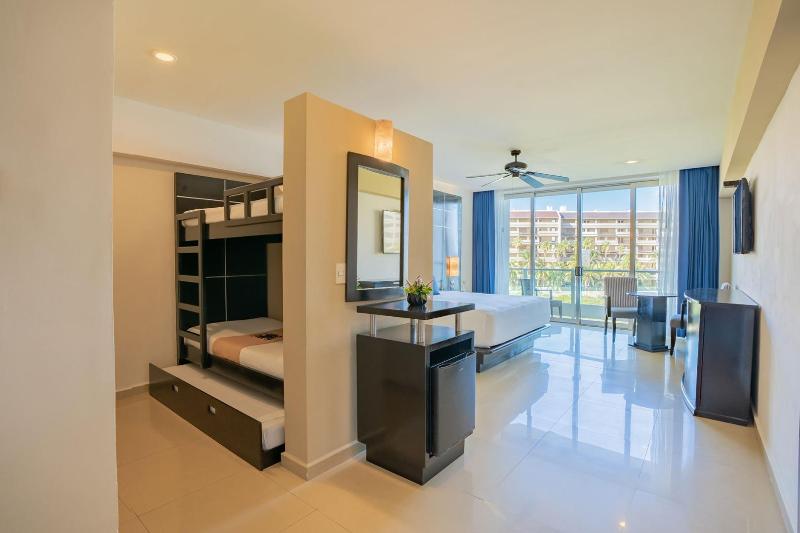 キングサイズベッドのスイートルーム, Seadust Cancun Family Resort  All Inclusive