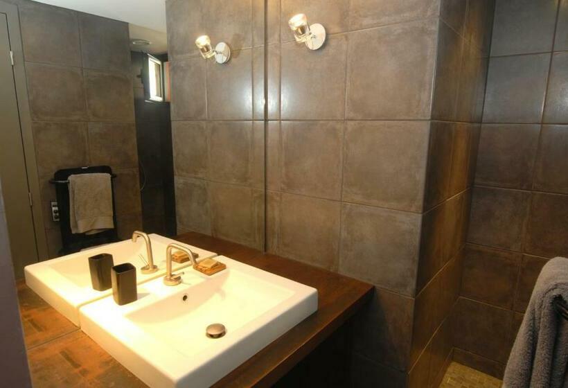 コンフォートルーム, Les Pierres Sauvages