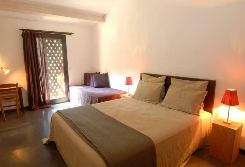 コンフォートルーム, Les Pierres Sauvages