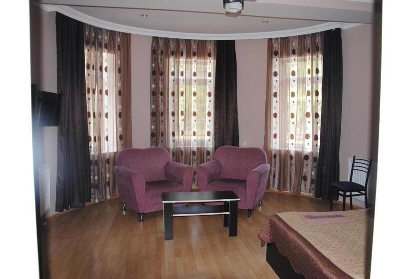 اتاق استاندارد سه نفره, Tori