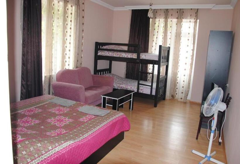 اتاق استاندارد سه نفره, Tori