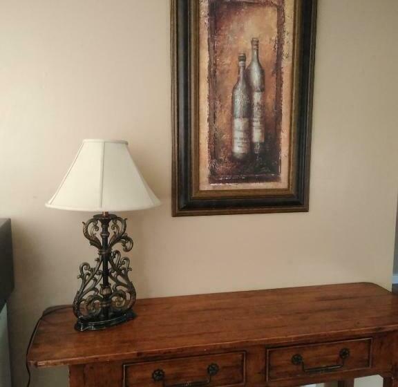 غرفة قياسية سرير كينج, The Charin Inn