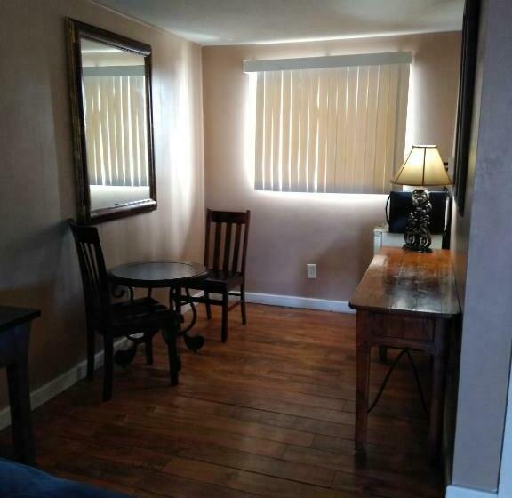 غرفة قياسية سرير كينج, The Charin Inn