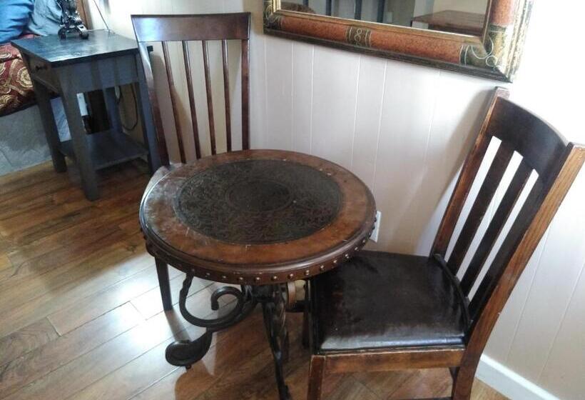 غرفة قياسية سرير كينج, The Charin Inn