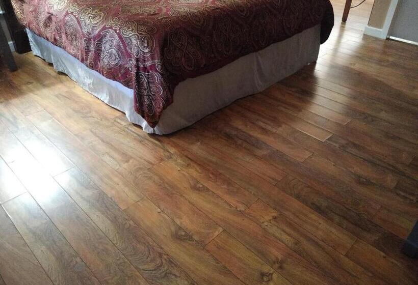 غرفة قياسية سرير كينج, The Charin Inn