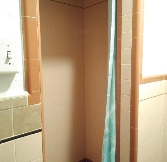 غرفة إقتصادية, The Charin Inn