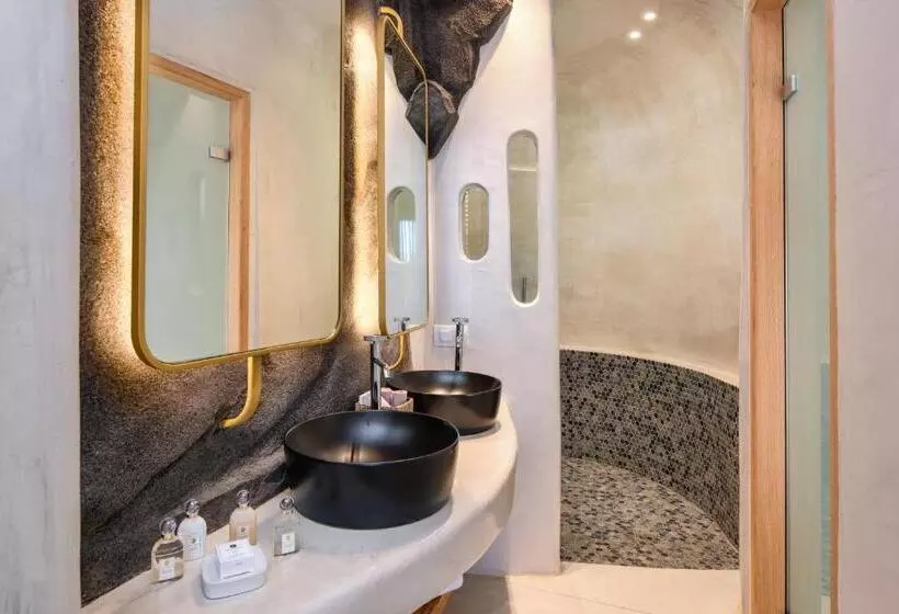 Superior suite with view, Athina Luxury Suites