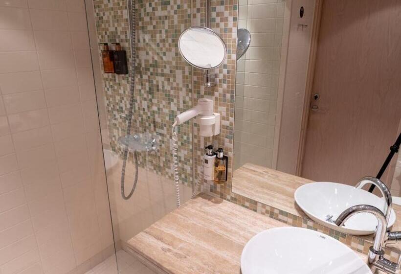 غرفة قياسية, Clarion Hotel Sign