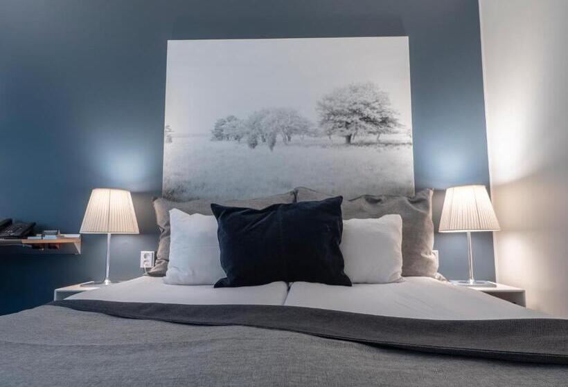 غرفة عائلية, Clarion Hotel Sign