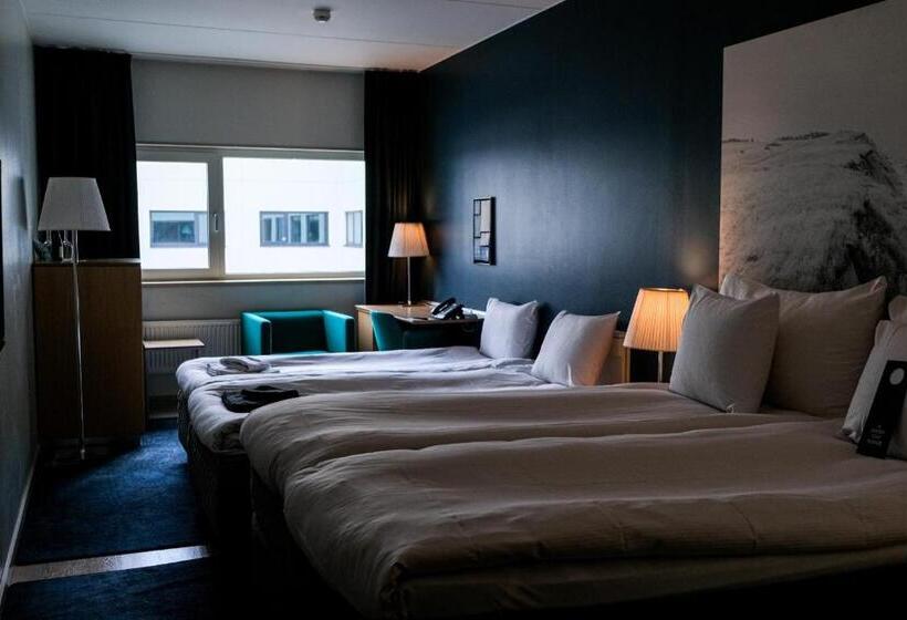 غرفة عائلية, Clarion Hotel Sign