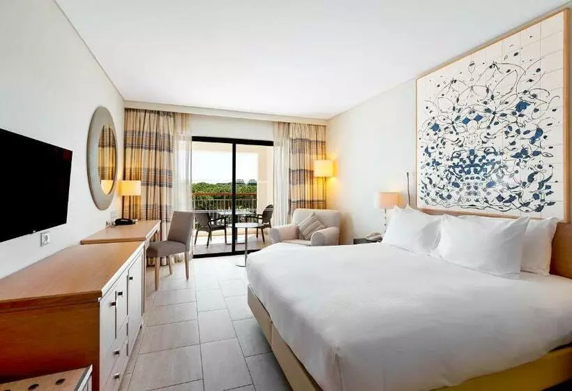 キングサイズベッドのデラックスルーム, Hilton Vilamoura As Cascatas Golf Resort & Spa