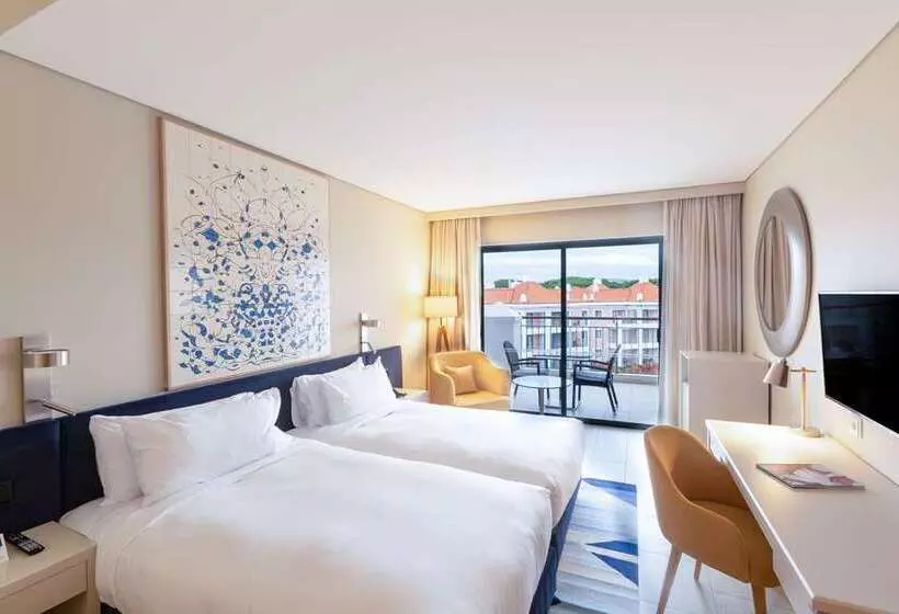 プールの見えるデラックスルーム, Hilton Vilamoura As Cascatas Golf Resort & Spa