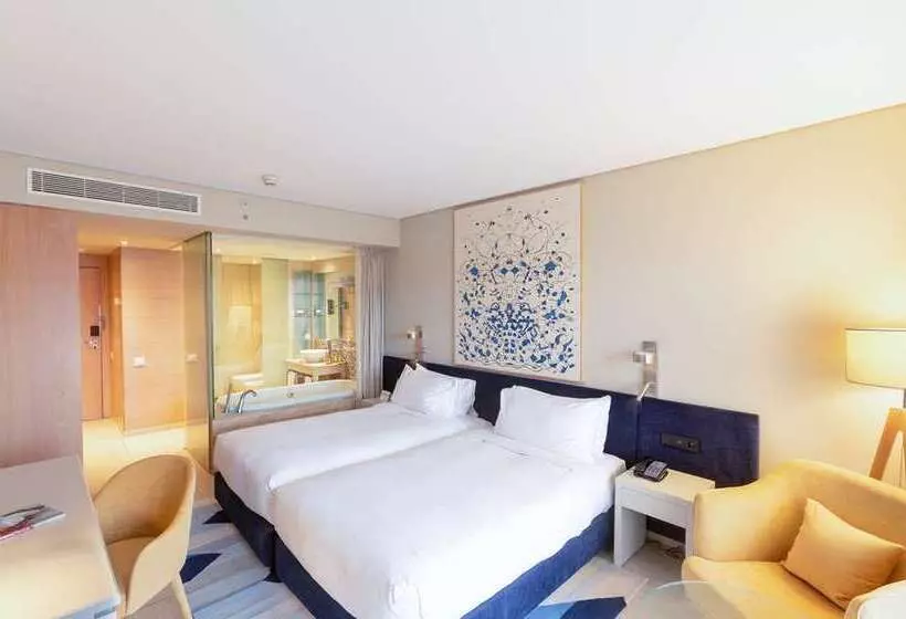 プールの見えるデラックスルーム, Hilton Vilamoura As Cascatas Golf Resort & Spa