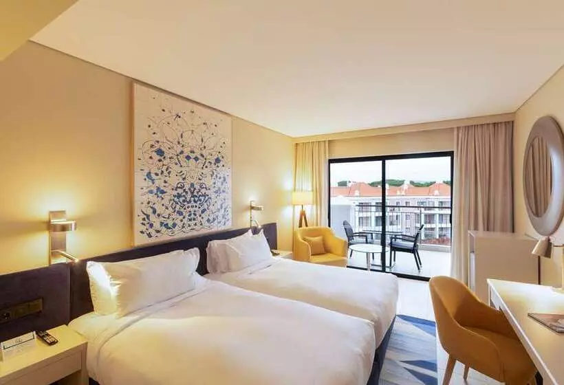 プールの見えるデラックスルーム, Hilton Vilamoura As Cascatas Golf Resort & Spa
