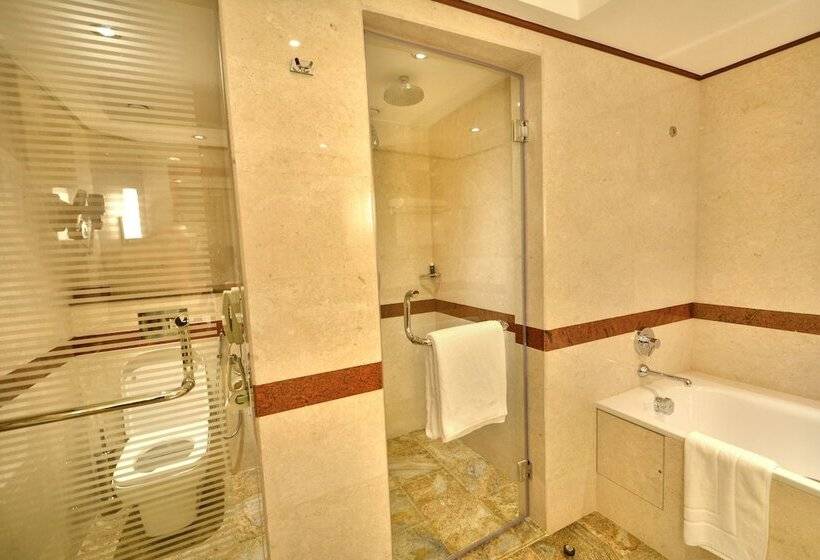 اتاق لوکس, Kampala Serena