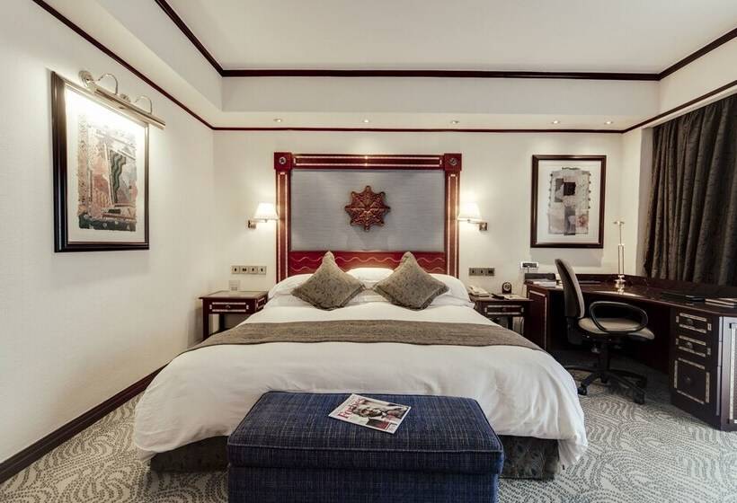 اتاق لوکس, Kampala Serena