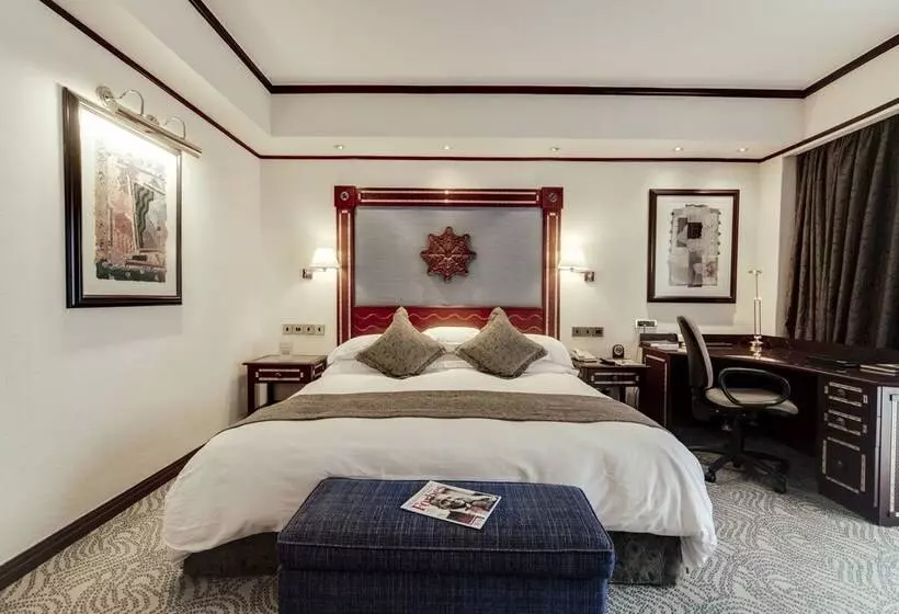اتاق لوکس, Kampala Serena