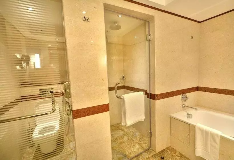 اتاق اجرایی, Kampala Serena