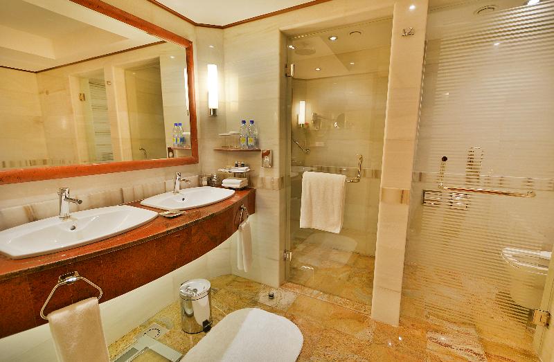 اتاق اجرایی, Kampala Serena