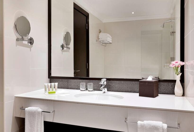 اتاق لوکس با بالکن و چشم‌انداز دریا, Le Méridien Mina Seyahi Beach Resort & Waterpark