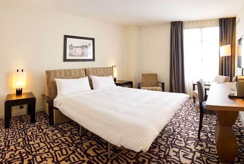 جناح جونيور, Radisson Blu Hotel Marseille Vieux Port