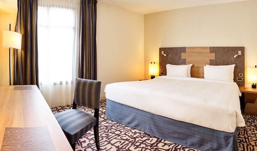 جناح جونيور, Radisson Blu Hotel Marseille Vieux Port