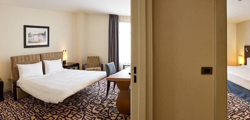 جناح جونيور, Radisson Blu Hotel Marseille Vieux Port