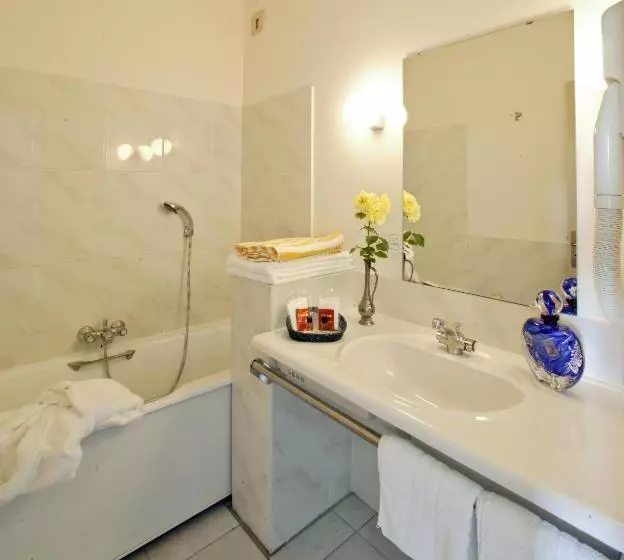Comfort Triple Room, Restaurant Du Chateau