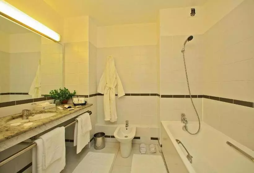 Superior Triple Room, Restaurant Du Chateau