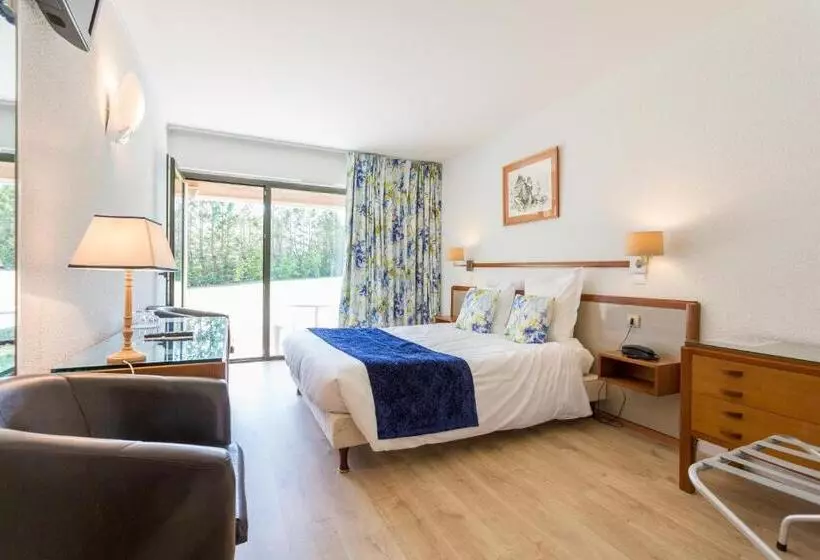 Superior Triple Room, Restaurant Du Chateau