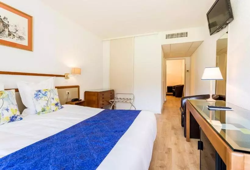 Superior Triple Room, Restaurant Du Chateau