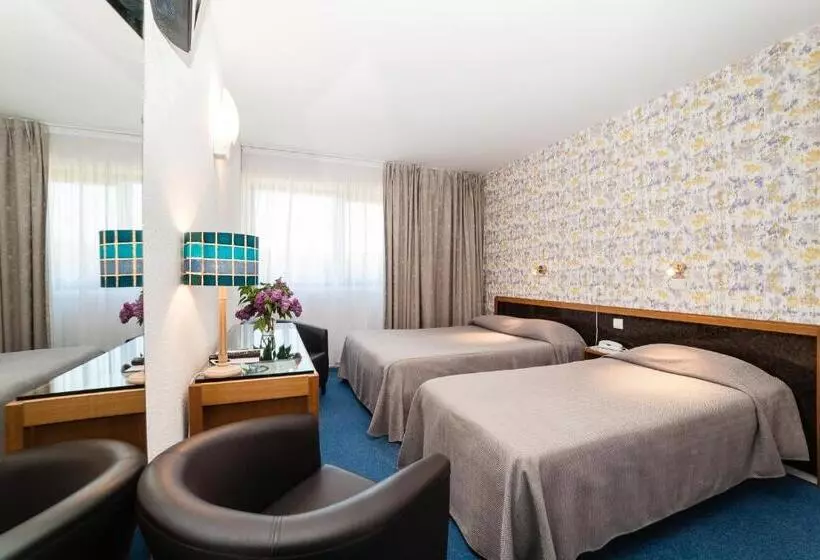 Standard Triple Room, Restaurant Du Chateau