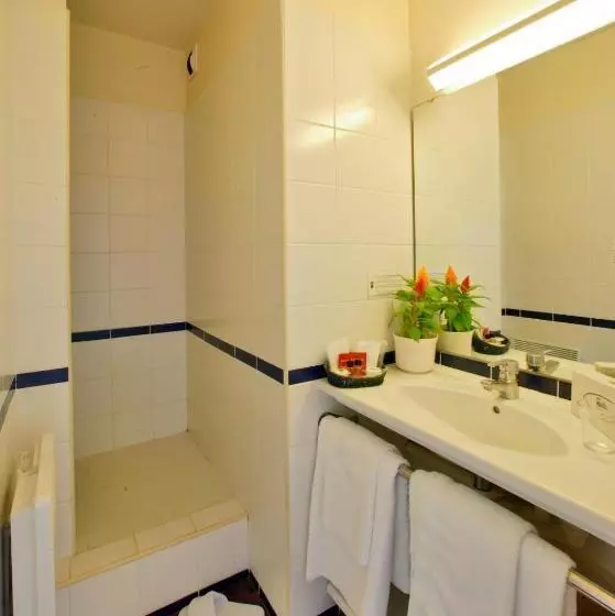 Standard Triple Room, Restaurant Du Chateau