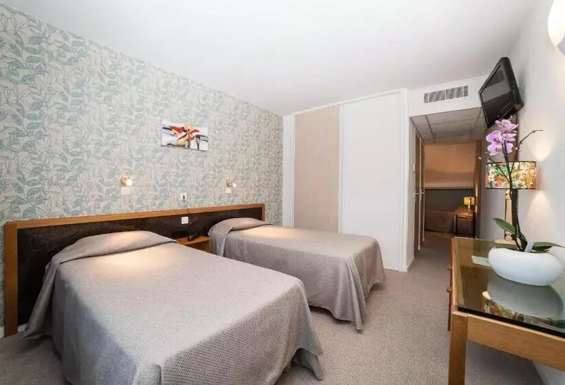 Standard Triple Room, Restaurant Du Chateau