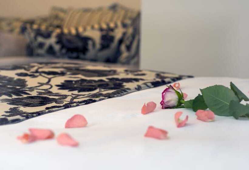 标准三人间, Treacys West County Conference And Leisure Centre