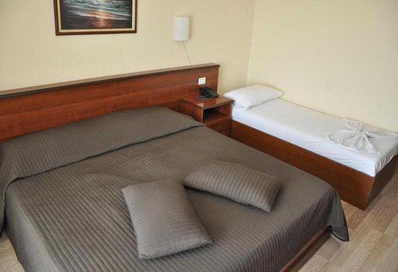 חדר סטנדרט לשלושה עם מרפסת, Vivas