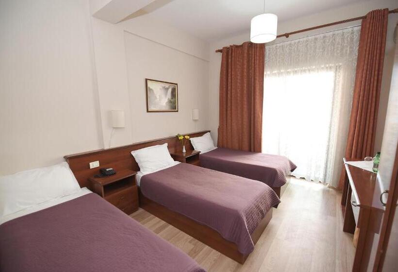 חדר סטנדרט לשלושה עם מרפסת, Vivas