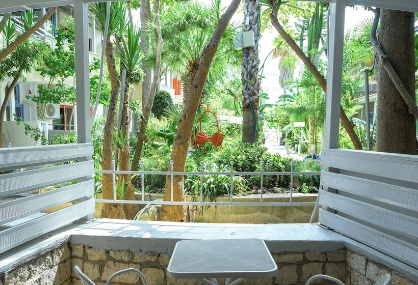 スタンダードスタジオ, Rouda Bay Beach