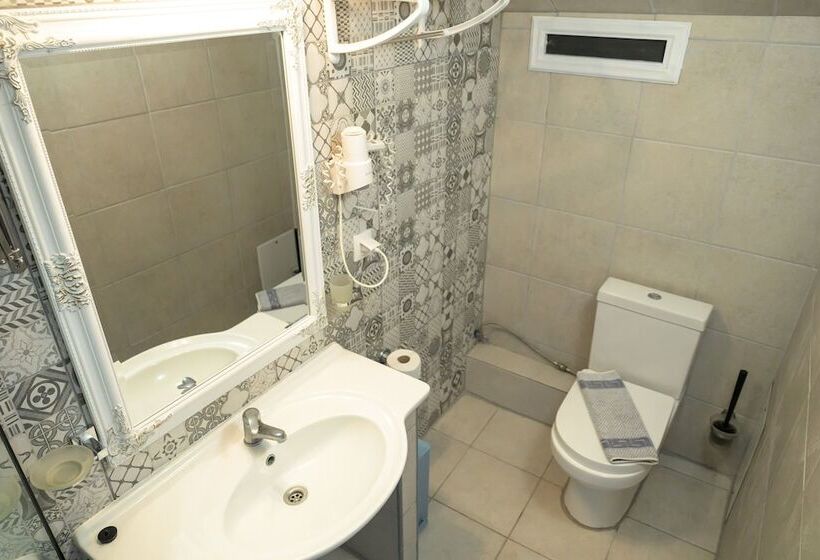 スタンダードスタジオ, Rouda Bay Beach